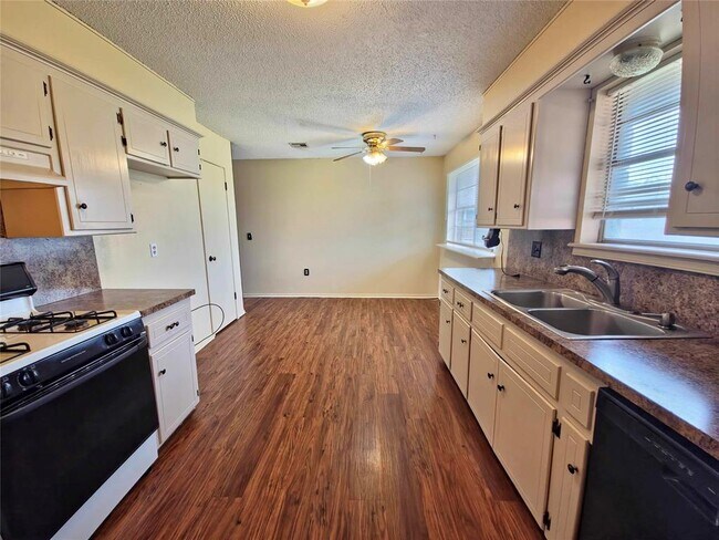 Building Photo - 13917 N Everest Ave