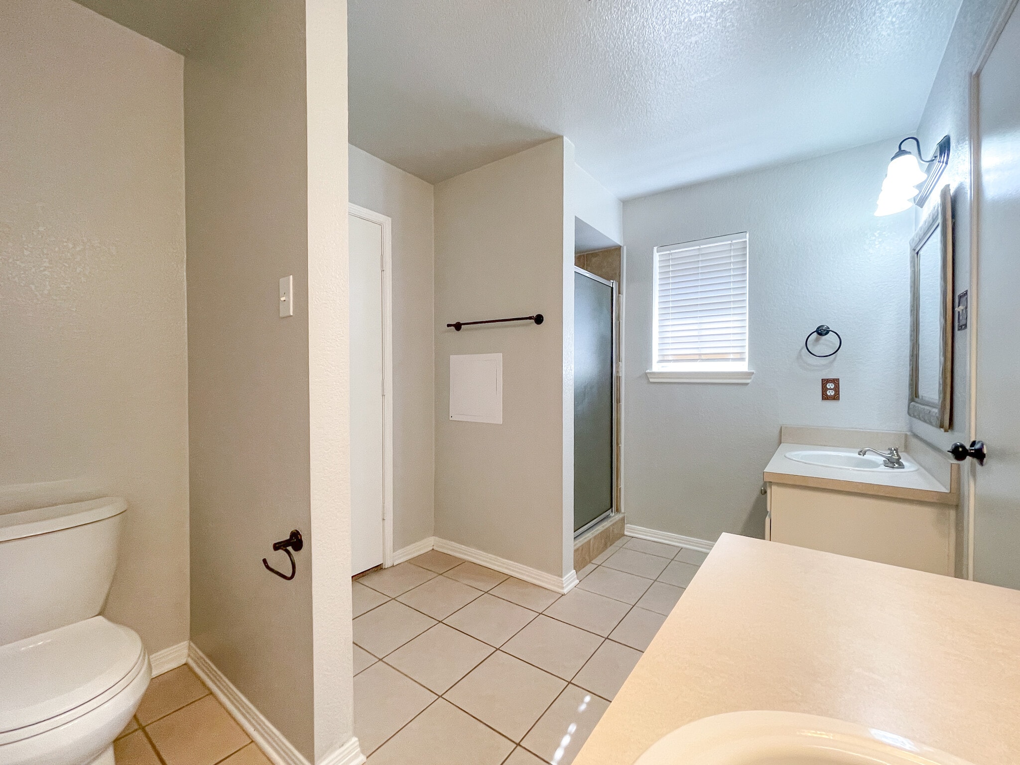 Building Photo - 10145 Valencia Dr
