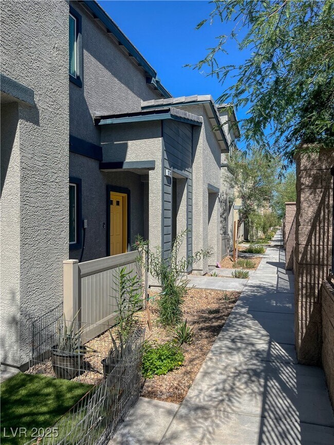 Building Photo - 12748 Feathersong