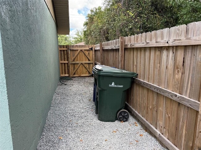 Building Photo - 3Br/1Ba Pet Friendly With Large Fenced Back Yard