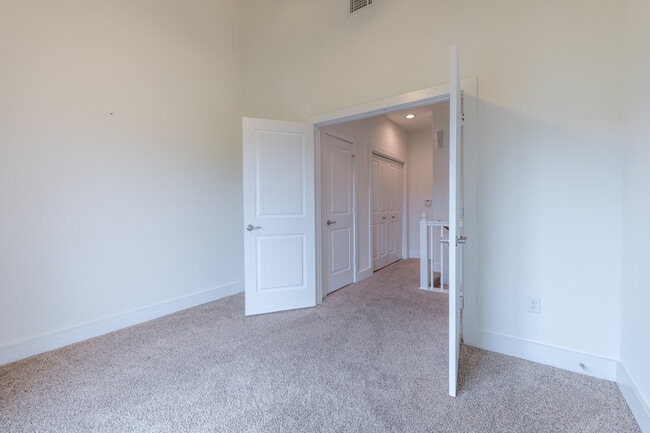 Building Photo - Beautiful 2 Bedroom, 2.5 Bath Townhome in Northwest Austin