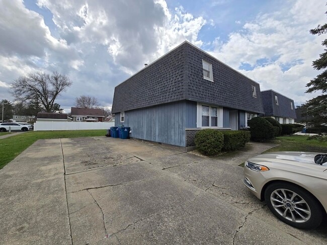 Building Photo - 501 W Farragut St