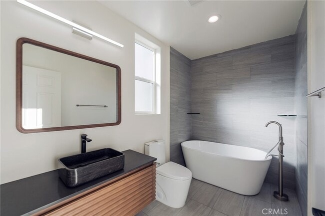 Building Photo - 714 1/2 Chestnut Avenue Unit