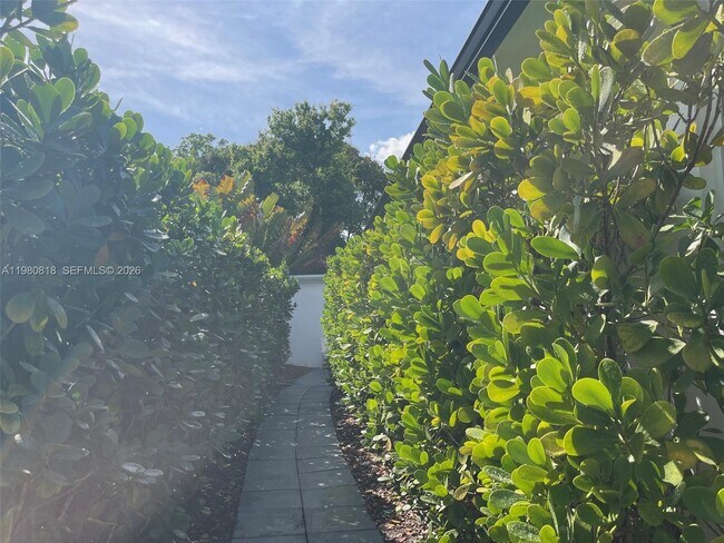 Building Photo - 305 NE 15th Ave