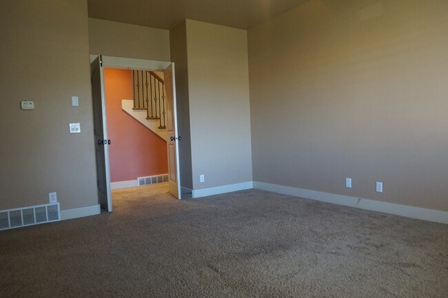 Building Photo - Gorgeous 4 Bedroom Sandy Home "Pet Friendly"