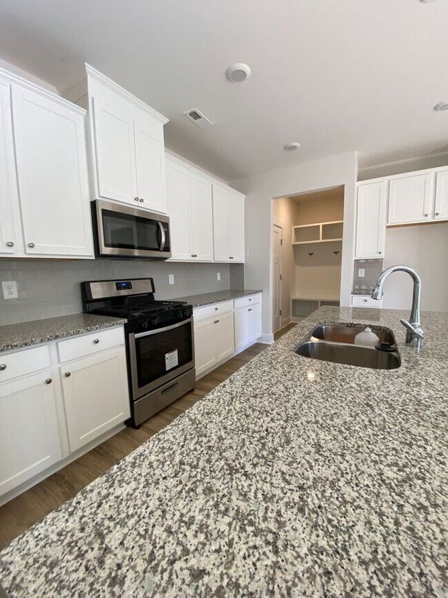 Building Photo - **Coming Soon! **Gorgeous and spacious!