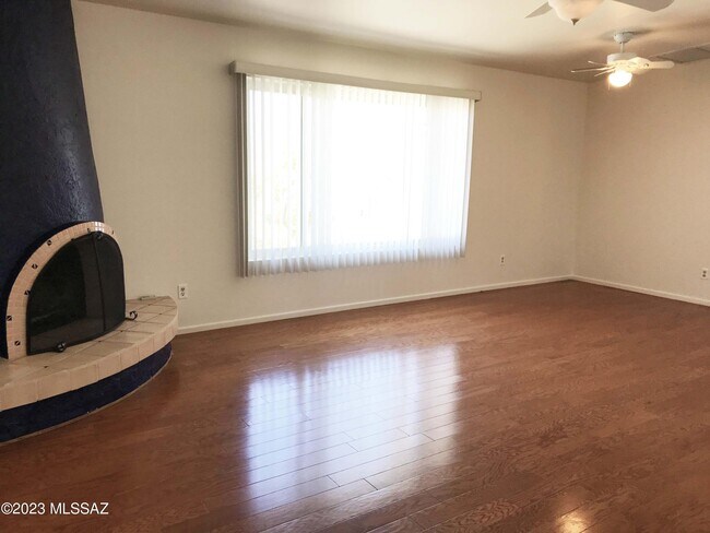 Building Photo - 7800 N Nicole Pl