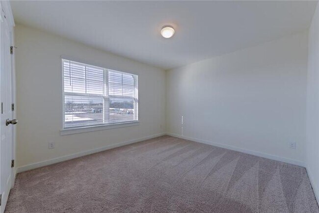 Building Photo - Beautiful townhome/condo located in Pfluge...
