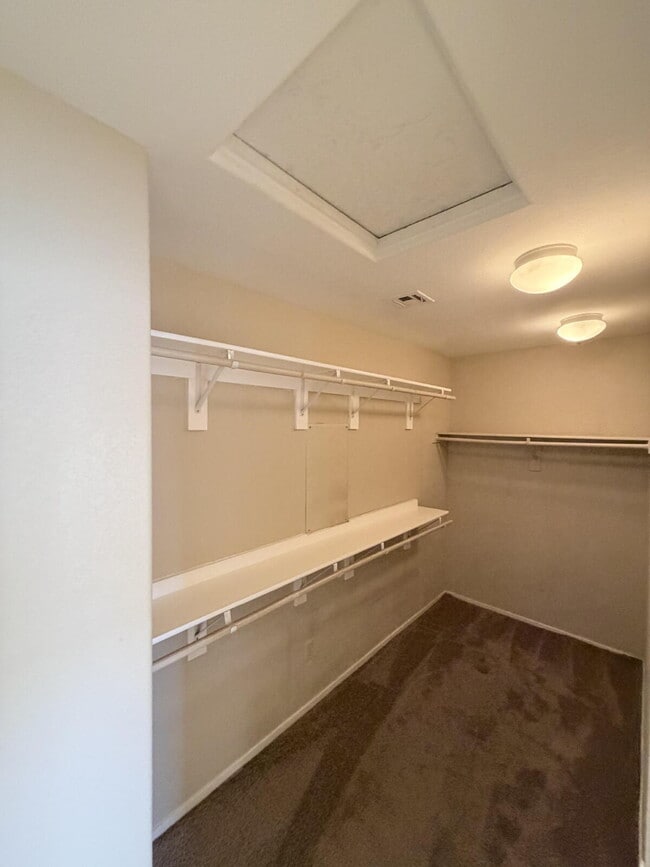 Building Photo - 3 bd 2.5 bath with LOFT