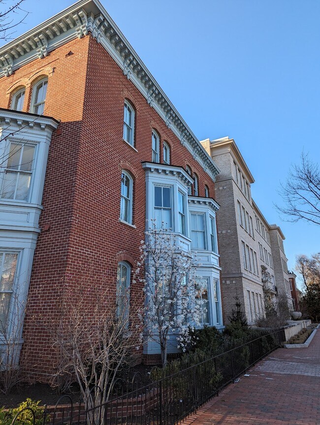 Building Photo - 300 8th St NE