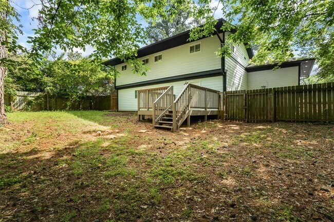 Building Photo - 2223 Columbia Dr