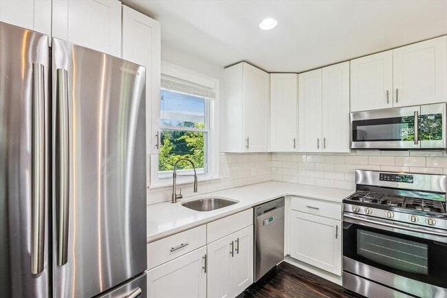 Building Photo - 2612 33rd St SE