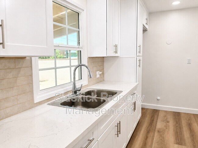 Building Photo - 8941 Songfest Dr