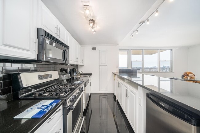 Building Photo - 6040 BLVD E