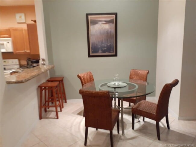 Building Photo - 1571 SE Hampshire Way