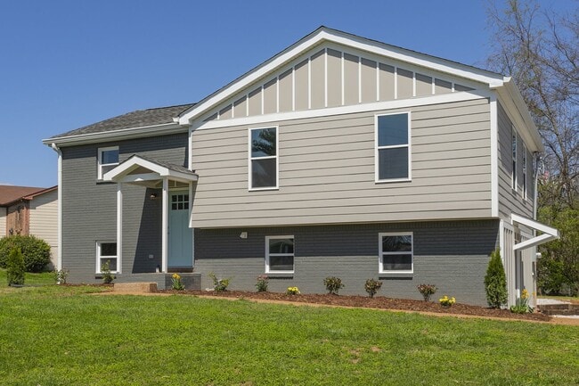 Building Photo - Available June. Large house, fenced back yard, renovated, fenced back, pets ok, great for house s...