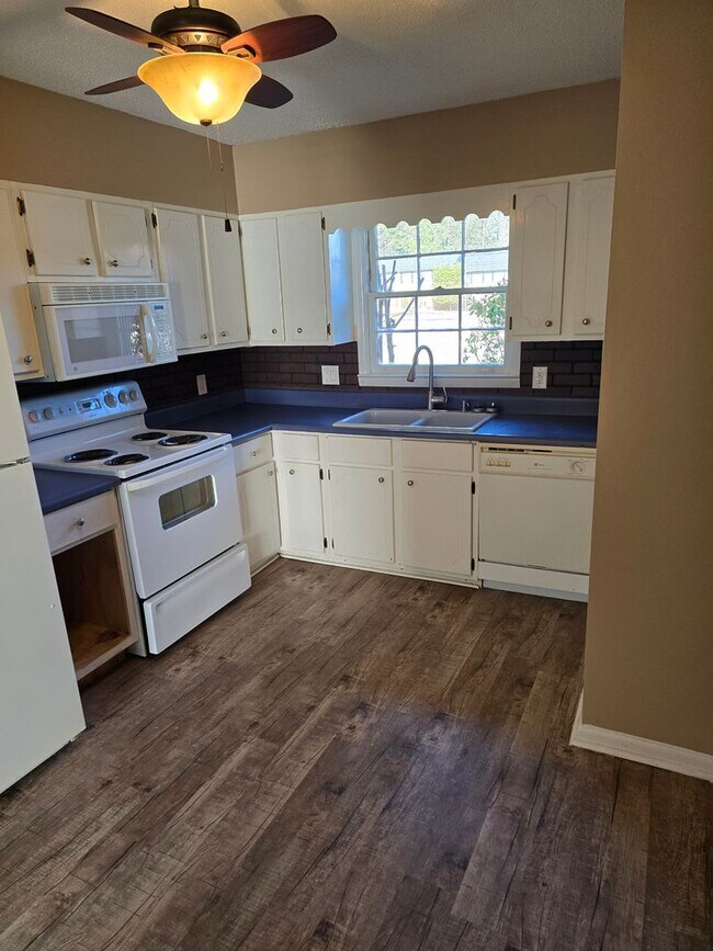 Building Photo - 2 bedroom 1.5 bath condo now available for rent in Dalton, Ga