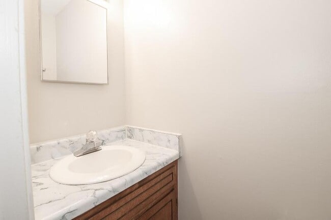Building Photo - 810-A Golfview Place