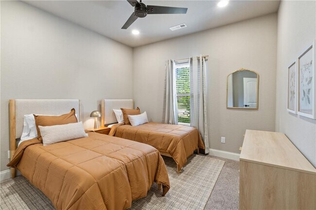 Building Photo - 5702 S 60th Pl