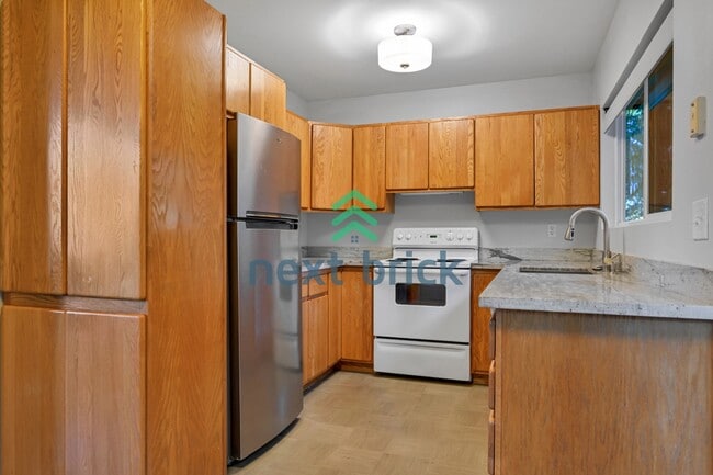 Building Photo - Welcome to this beautifully located 4-bedroom, 2-bath