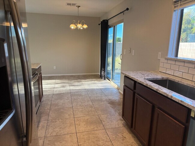 Building Photo - 506 E Townley Ave