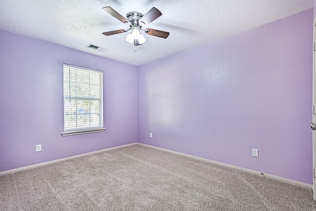 Building Photo - 2006 Plantain Lily Ct