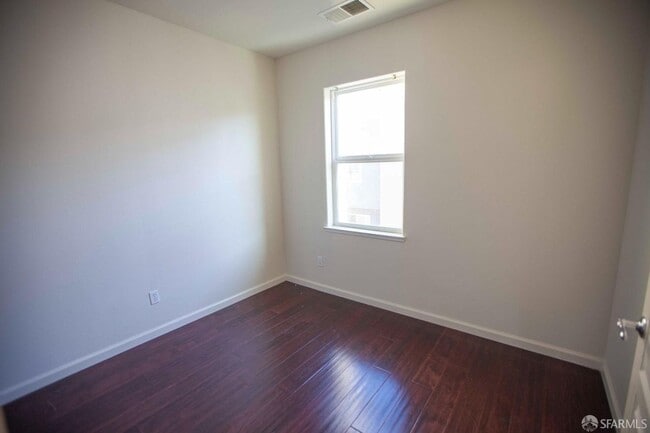 Building Photo - Beautiful updated 3-level, 3BR2.5BA and 2-car garage townhome!