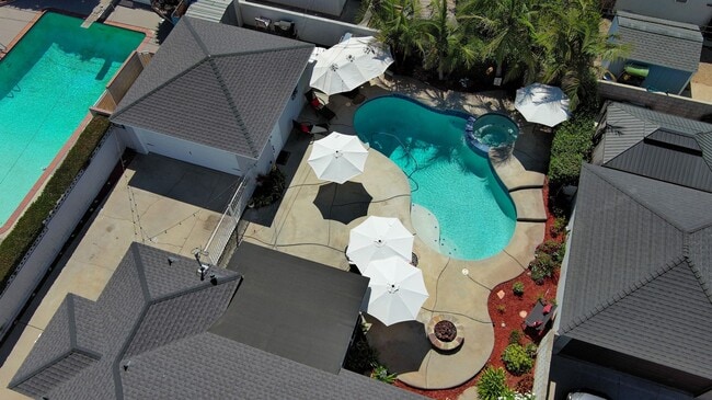 Building Photo - Coming Soon! 3 Bed 1.5 Bath House with Pool!