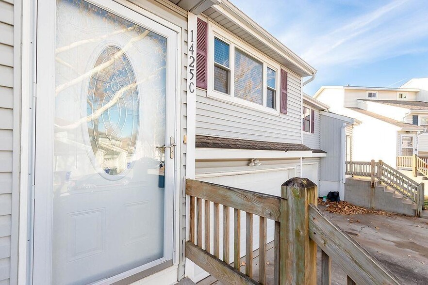 Building Photo - 1425 Martway Cir