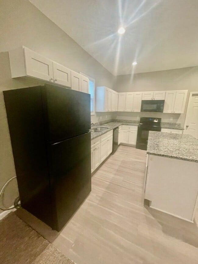 Building Photo - Must view this Adorable 3 bedroom 1 bath h...