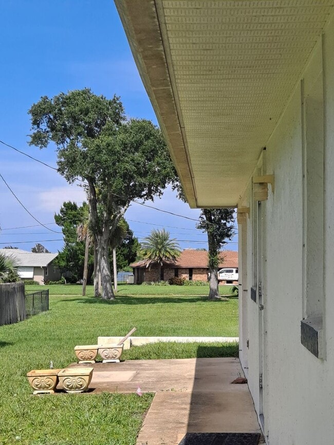 Building Photo - Available Mid-Nov! 3BR 2BA OFF RIVERSIDE D...