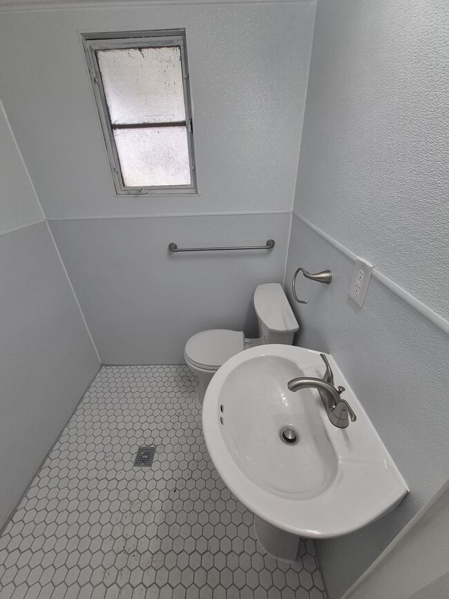 Building Photo - Fully Renovated 2-Bedroom in Elsmere – Off-Street Parking & Yard Space