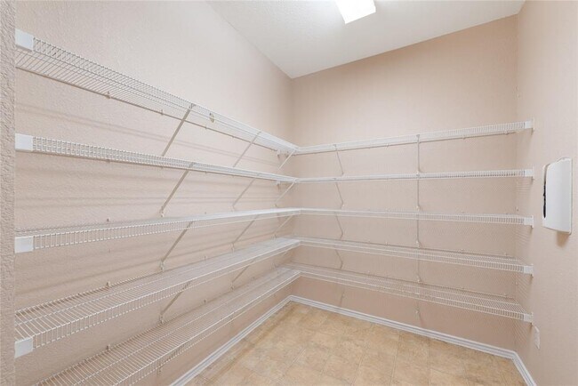 Building Photo - 1613 Darjeeling Dr