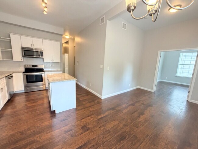 Building Photo - 3 bedroom and 2 bathrooms has newly renovated modern home in Southtown unit ready to move in! Mov...