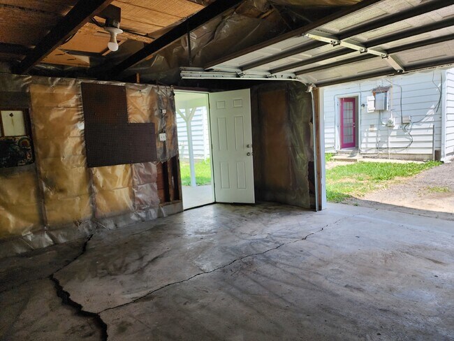Building Photo - Charming 3 Bedroom Home in Indianapolis with Spacious Layout and Convenient Location!