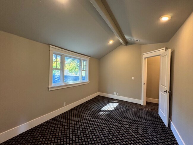 Building Photo - Gorgeous 5 bedroom, 4.5 bath, Westside Dan...