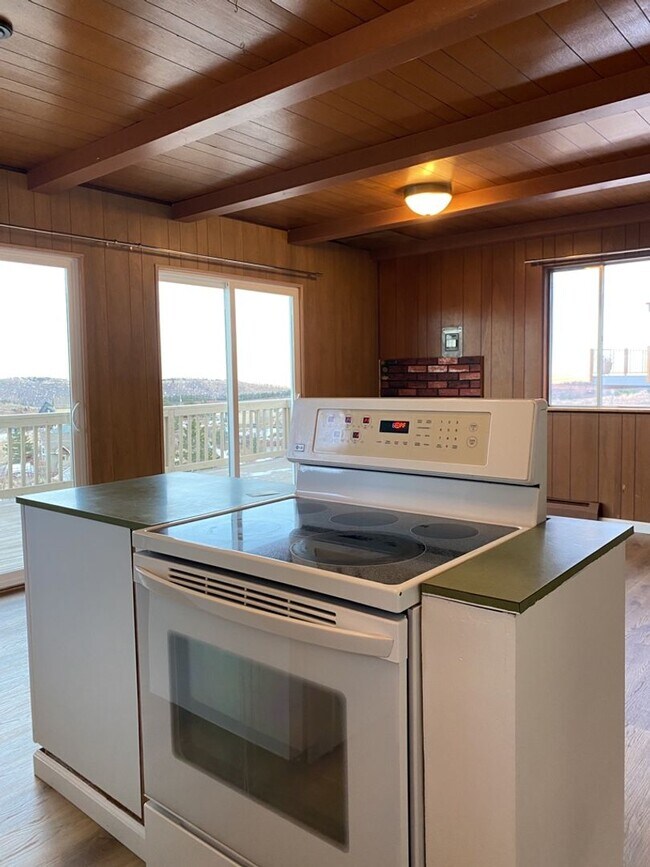 Building Photo - Mountain Bungalow in Spectacular Setting