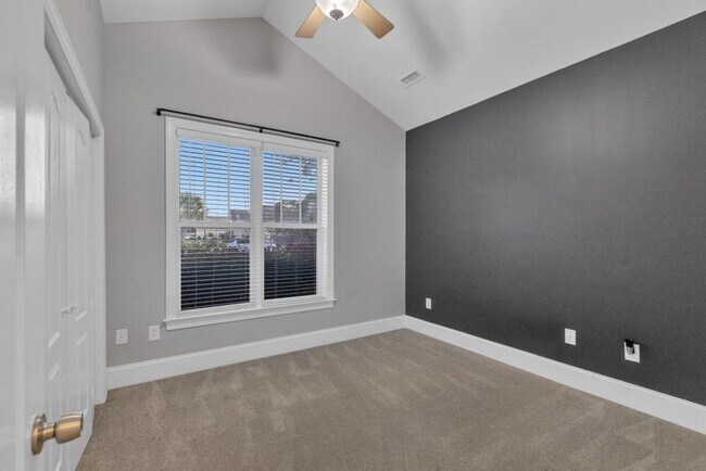 Building Photo - Great location between Wilmington and Jack...