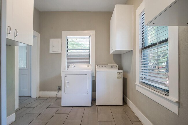 Building Photo - Renovated Winnetka Heights Craftsman home ...