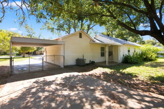 Building Photo - "Adorable 2-Bedroom, 1-Bath in Home with Beautiful Oak Floors, Spacious Yard and Lawn Service Inc...