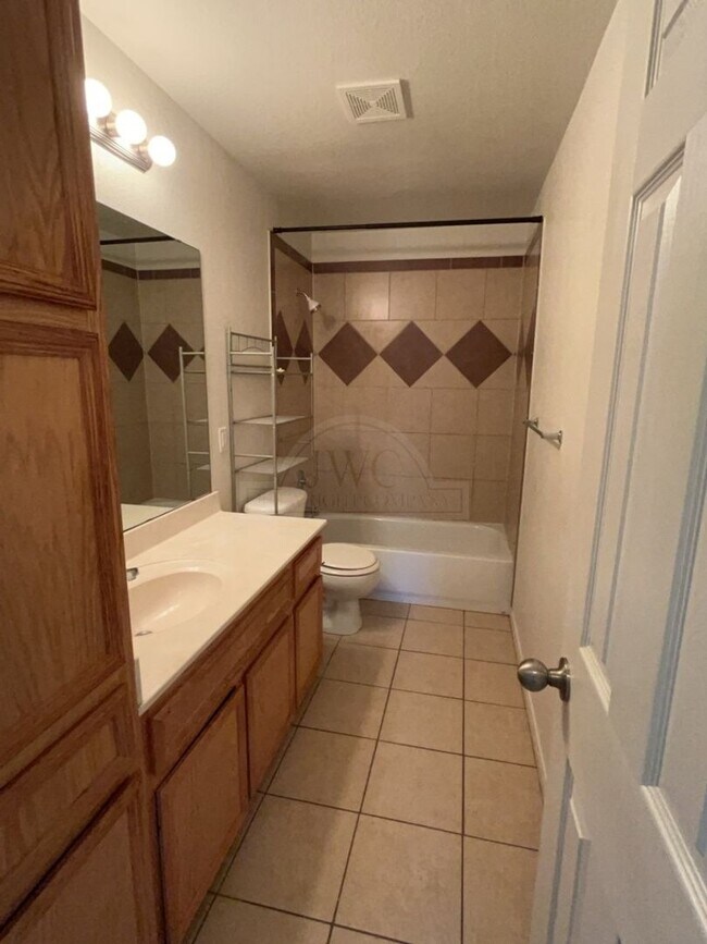 Building Photo - 1206 Cinch Dr