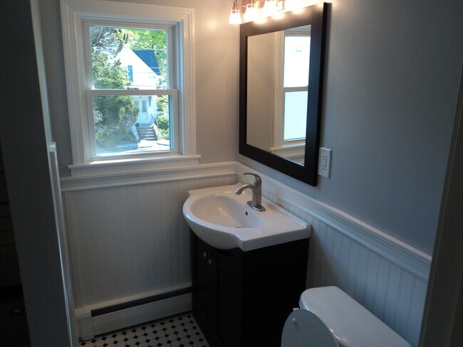 Building Photo - 25 Common St