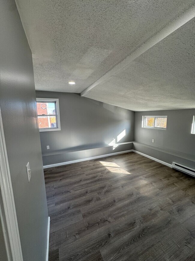 Building Photo - 1036 Chicopee St