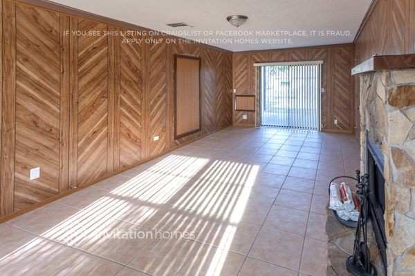 Building Photo - 621 NE Helicon Ln