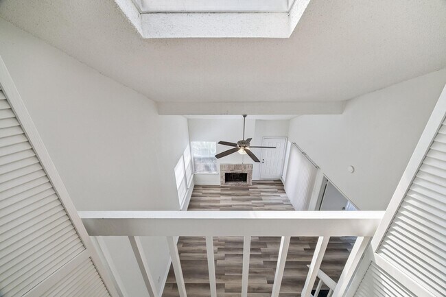 Building Photo - 13020 Leader St