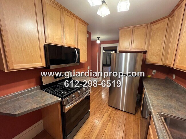 Building Photo - Main Floor Condo Available June 1st in Merriam Park, Original Woodwork & Built-ins, Sunroom, In U...