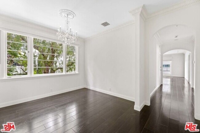 Building Photo - 9243 Doheny Rd
