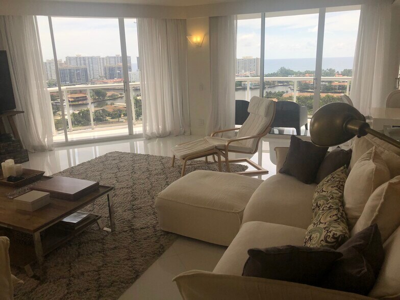 Building Photo - 3640 Yacht Club Dr