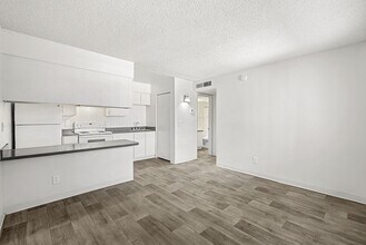 Building Photo - Acacia Hills