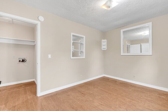 Building Photo - 844 Circle Dr
